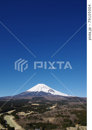 十里木高原展望台から冬晴れの富士山を望む 十里木高原展望台から冬晴れの富士山を望む 79105004