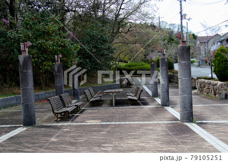 三田市　中央公園　北東側のエントランスのモニュメント　屋根を取っ払ったのかも 79105251