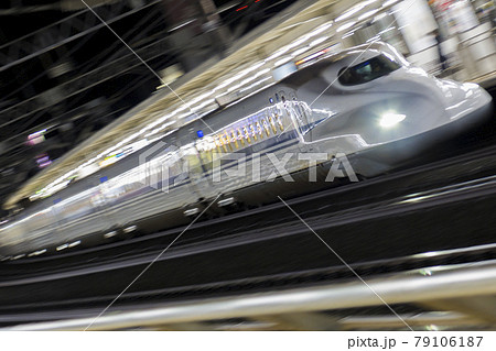 夜間に駅のホームに入線する新幹線 夜間に駅のホームに入線する新幹線 79106187