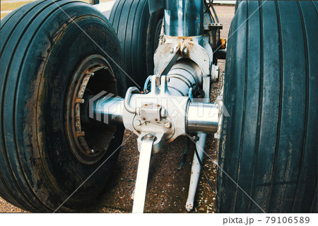 Close-up of the wheels and landing gear of a large aircraft 79106589