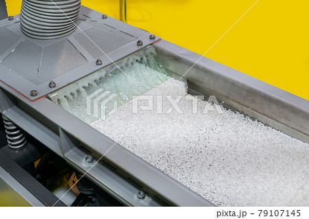 Recycled plastic granules on automatic shale shaker, conveyor belt Recycled plastic granules on automatic shale shaker, conveyor belt 79107145