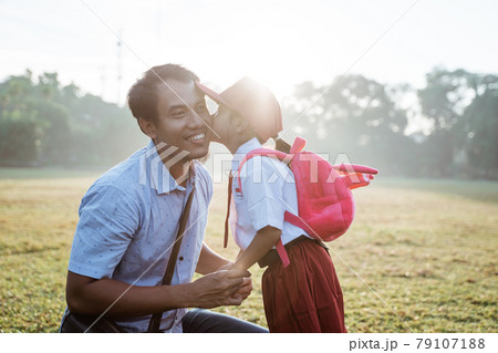 daughter kiss her father cheek on first day primary school daughter kiss her father cheek on first day primary school 79107188