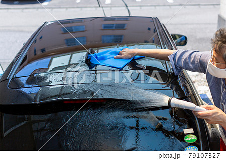 洗車をする男性 79107327