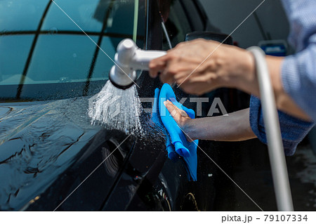 洗車をする男性 79107334