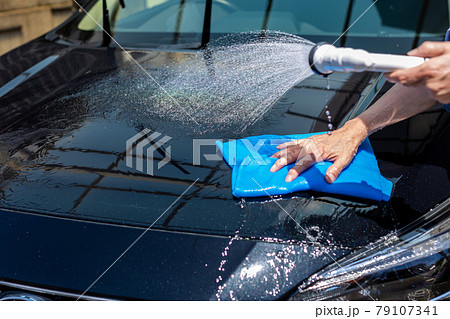 洗車をする男性 79107341