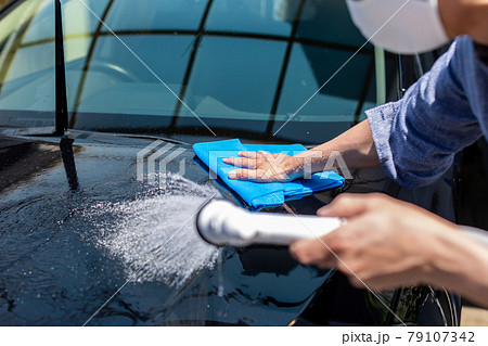 洗車をする男性 79107342