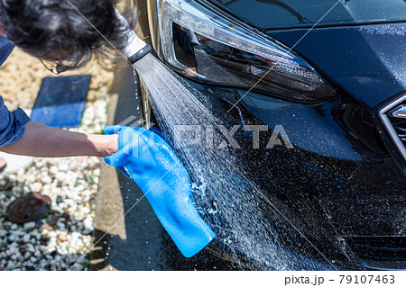 洗車をする男性 79107463