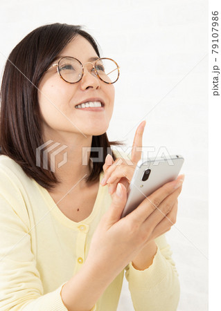 若いメガネ女子とスマートフォン 79107986