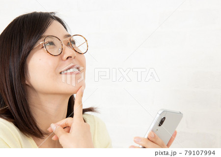 若いメガネ女子とスマートフォン 若いメガネ女子とスマートフォン 79107994