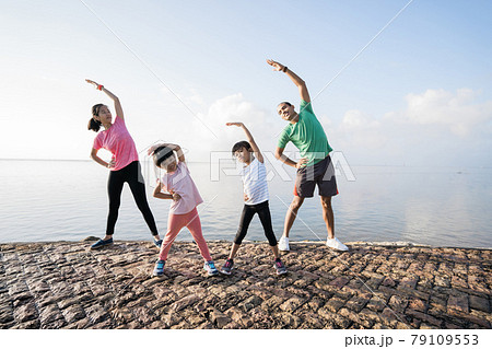 asian parent and children do sport outdoor 79109553