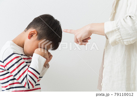 子供を叱る母親 子供を叱る母親 79110012