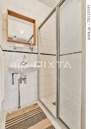 Elegant bathroom design 79110391