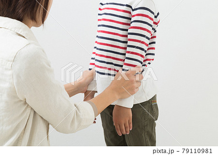 子供に言い聞かす親 79110981