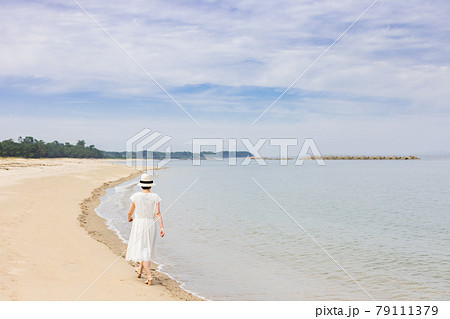 女子旅で海を観光する若い女性 79111379