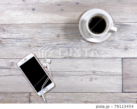 テーブルのコーヒーとスマホ テーブルのコーヒーとスマホ 79113454