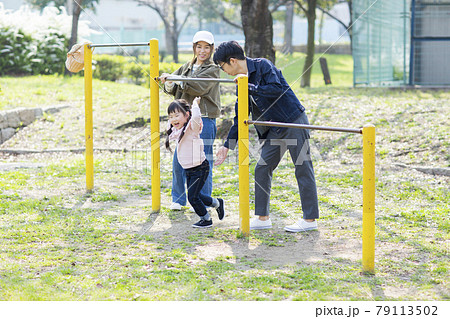 公園で遊ぶ親子 79113502