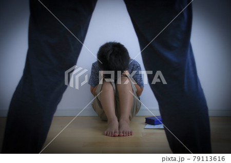 頭を抱える男の子と母親の足 頭を抱える男の子と母親の足 79113616