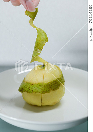 剥きかけのラフランス 79114109