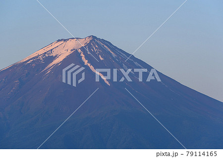 （山梨県）朝焼けの富士山と青空 79114165