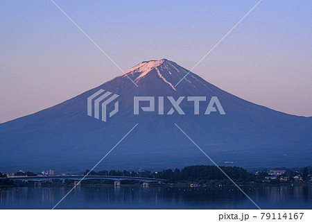 （山梨県）朝焼けの富士山と河口湖大橋 79114167