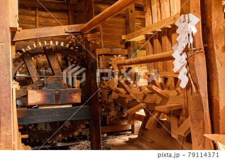 水車小屋の室内 79114371