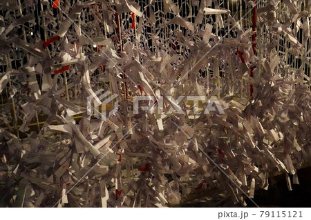 ライトに照らされた夜のおみくじ結び所、宮城県岩沼市竹駒神社 79115121