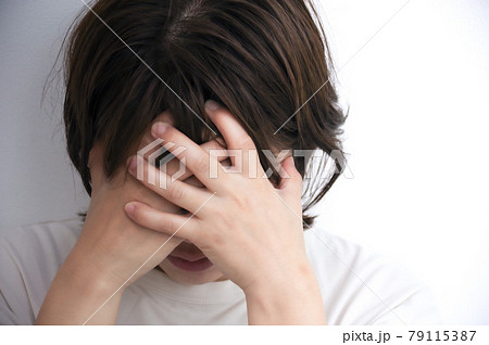 うなだれる女性 79115387
