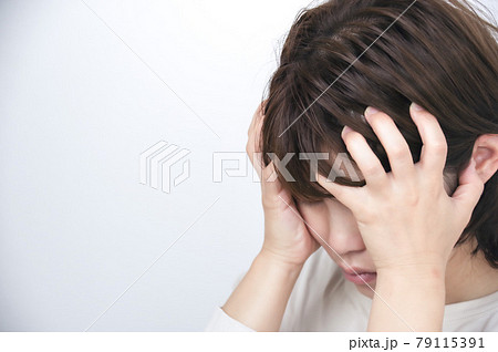 うなだれる女性 79115391