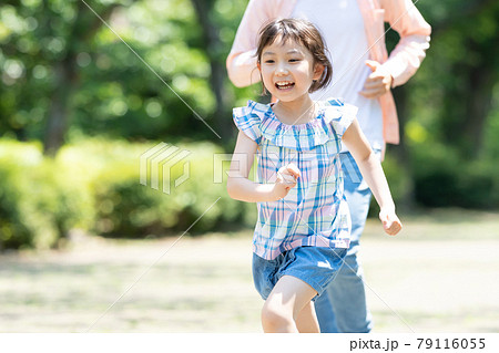 親子 走る 小学生 ファミリーイメージ 79116055