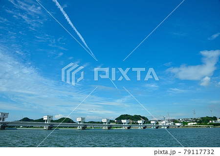 遠賀川河口の水門と飛行機雲の風景 遠賀川河口の水門と飛行機雲の風景 79117732