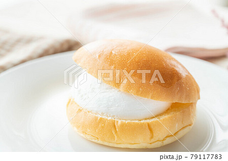 お皿の上のマリトッツォ 79117783