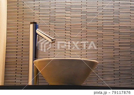 トイレの手洗い器と自動水栓 79117876