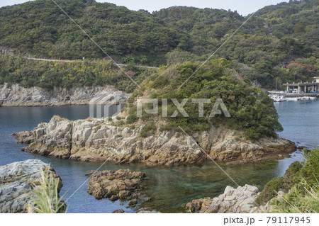 鹿児島県の秋目浦から撮影した内海。 79117945