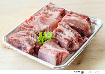 食品トレーに入ったスペアリブ 79117996