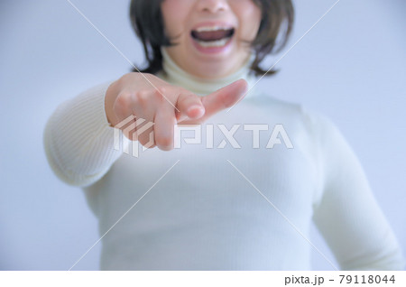 指をさして怒る女性 指をさして怒る女性 79118044