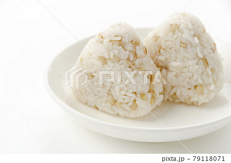 もち麦ご飯のおむすび もち麦ご飯のおむすび 79118071