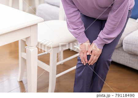 膝の痛みに苦しむシニア女性 79118490