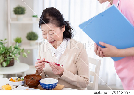介護イメージ 食事をするシニア女性と介護士 介護イメージ 食事をするシニア女性と介護士 79118658