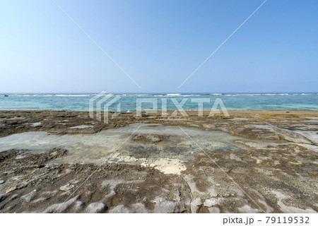 鹿児島県　沖永良部島の大津勘ビーチロック 79119532