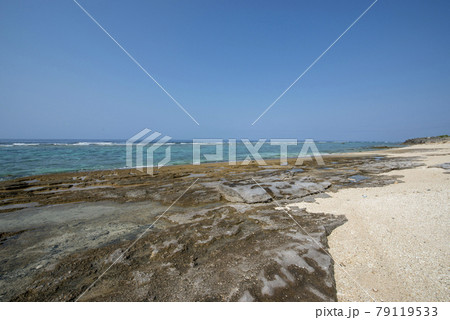 鹿児島県　沖永良部島の大津勘ビーチロック 79119533