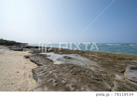 鹿児島県　沖永良部島の大津勘ビーチロック 79119534