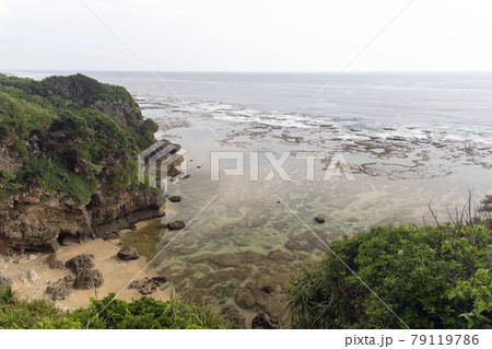 鹿児島県 沖永良部島のウジジ浜の奇岩 鹿児島県 沖永良部島のウジジ浜の奇岩 79119786