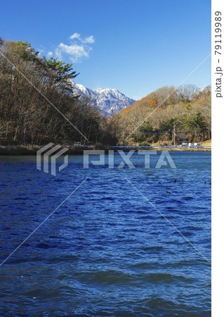 【山梨県甲府市】秋の千代田湖と南アルプス 79119989