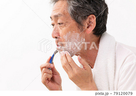 ヒゲを剃るシニア男性　メンズビューティー 79120079