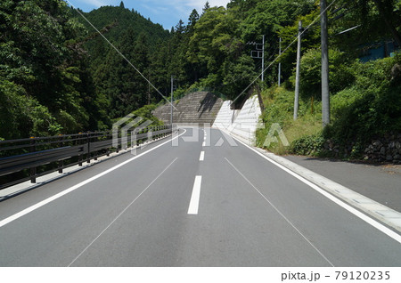 山の中のアスファルトの道 山の中のアスファルトの道 79120235