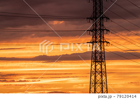 送電鉄塔と夕陽に染まる空と雲 送電鉄塔と夕陽に染まる空と雲 79120414
