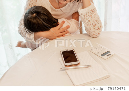 スマートフォン　スマホ　アプリ　ペン　電卓　計算　家計簿　ノート　女性　主婦　赤ちゃん　子育て　子守 79120471