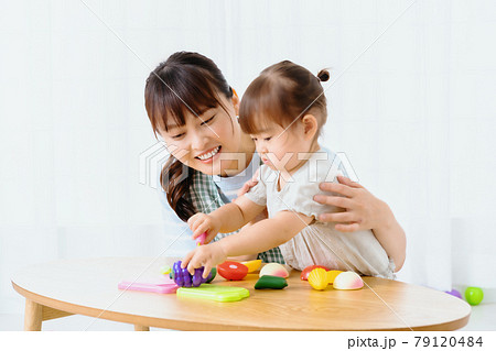 おもちゃで遊ぶ女の子と保育士 おもちゃで遊ぶ女の子と保育士 79120484