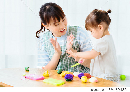 おもちゃで遊ぶ女の子と保育士 おもちゃで遊ぶ女の子と保育士 79120485