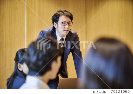 ビジネスシーン 打ち合わせ ビジネスシーン 打ち合わせ 79121069